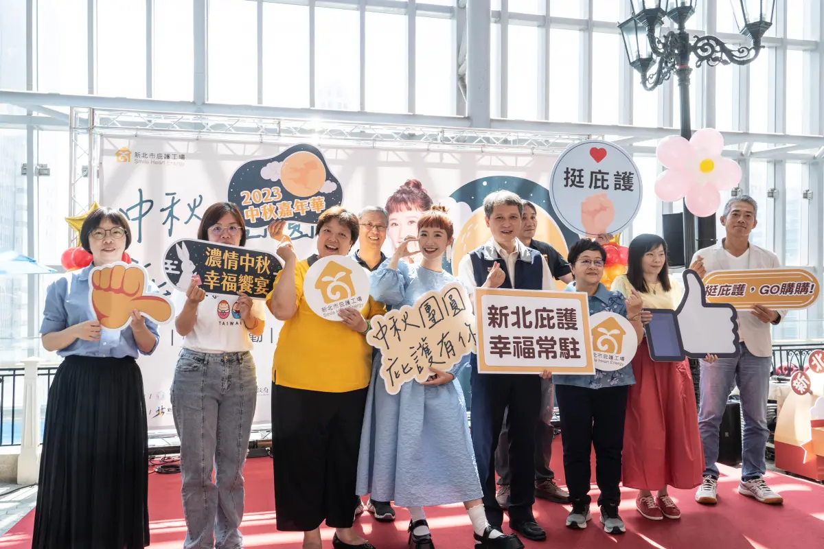 ▲新北市邀請13家庇護工場舉辦中秋特色禮盒現場展售活動，代言藝人Lulu黃路梓茵到場參與，大家踴躍購買做公益。（圖 ／新北市政府勞工局提供）