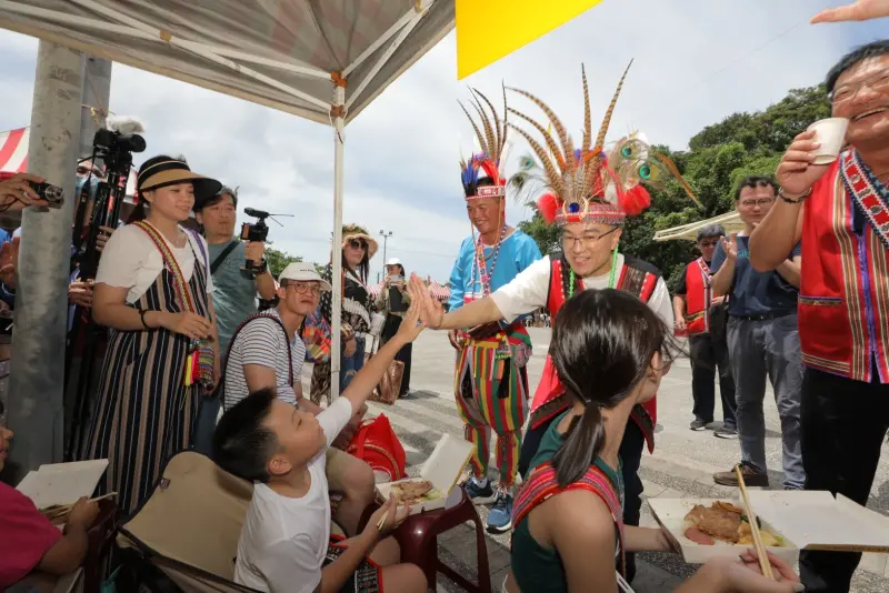▲謝國樑穿著原住民傳統服飾，與族人一起同歡。（圖 ／基隆市政府提供）