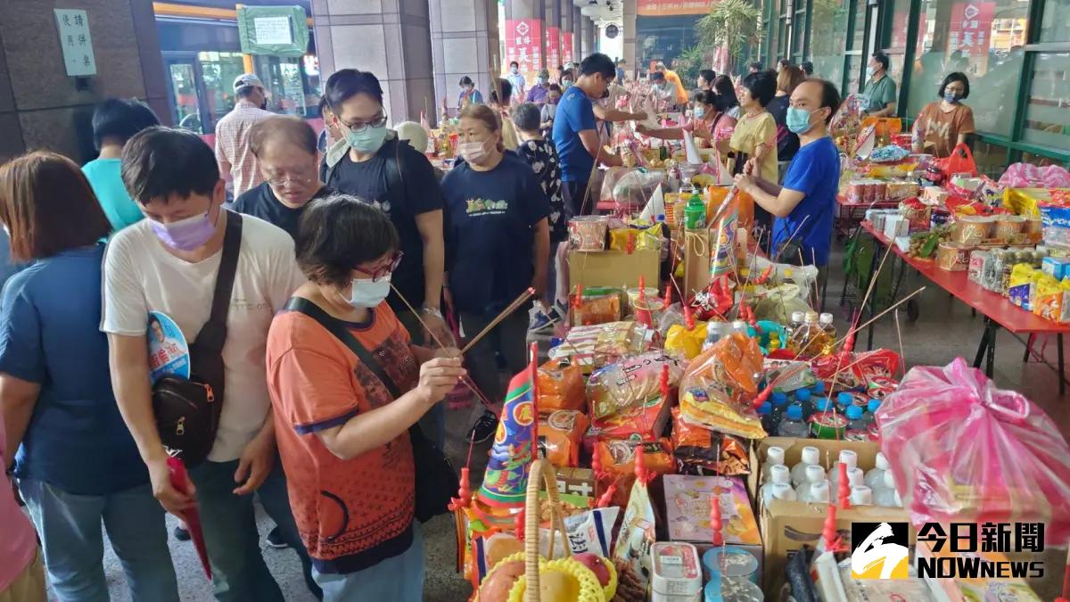 ▲2023中元節是8月30日，普渡拜拜的三牲擺法、水果禁忌，以及拜拜怎麼說、為何必拜空心菜，禁忌重點一次看。（示意圖／攝影中心）