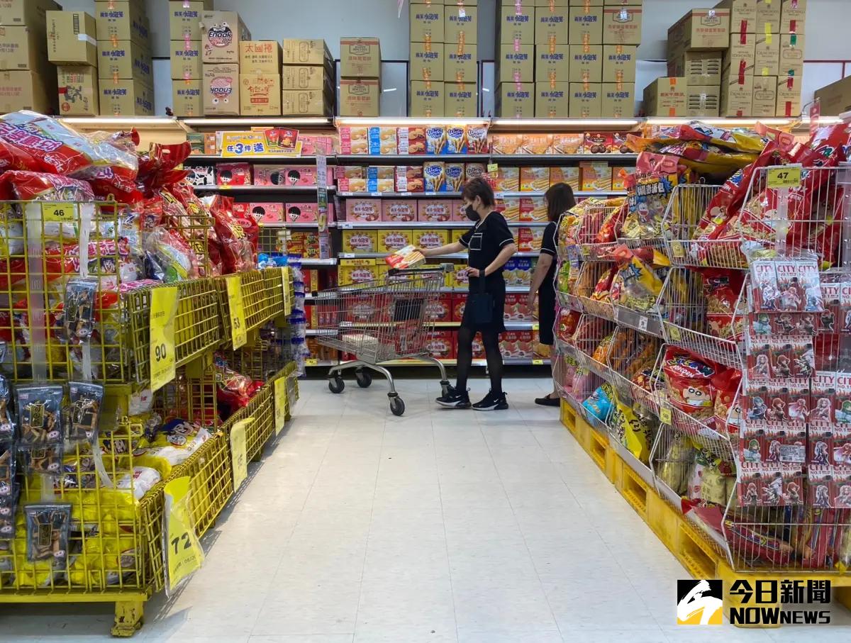 ▲週一（23）日迎接九九重陽節，全台通路買一送一激省優惠懶人包，土雞、鍋物都有下殺優惠，還有必囤的衛生紙、餐巾紙。（圖／攝影中心）