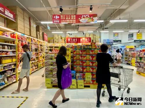 ▲有家樂福店員透露，經常看到外國旅客一次購買多袋3M牙線棒，甚至有人直接打包寄回國，這項日常小物早已成為另類熱門伴手禮。（示意圖／NOWNEWS攝影中心）