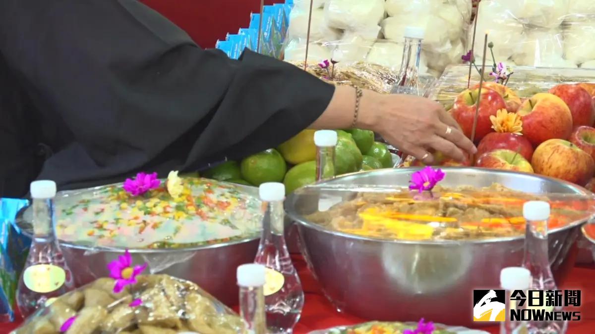 ▲一名網友透露，每次中元普渡總是要想辦法將香固定在供品上，但他7歲的兒子卻想出絕佳妙招「用橡皮筋就可以了」，讓他一試驚呆。（圖／攝影中心）