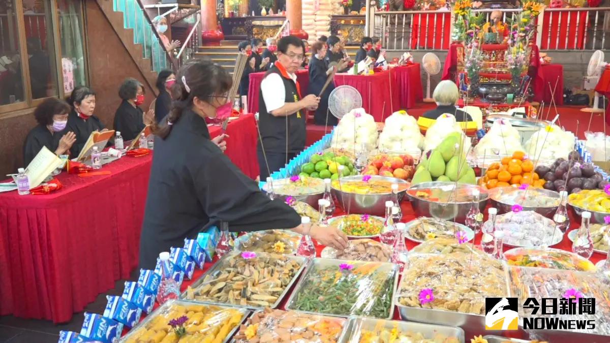 ▲2024年中元節即將於國曆8月18日到來，許多公司行號、家庭也紛紛展開祭拜前準備工作，祈求接下來整年都能順順利利。（圖／攝影中心）