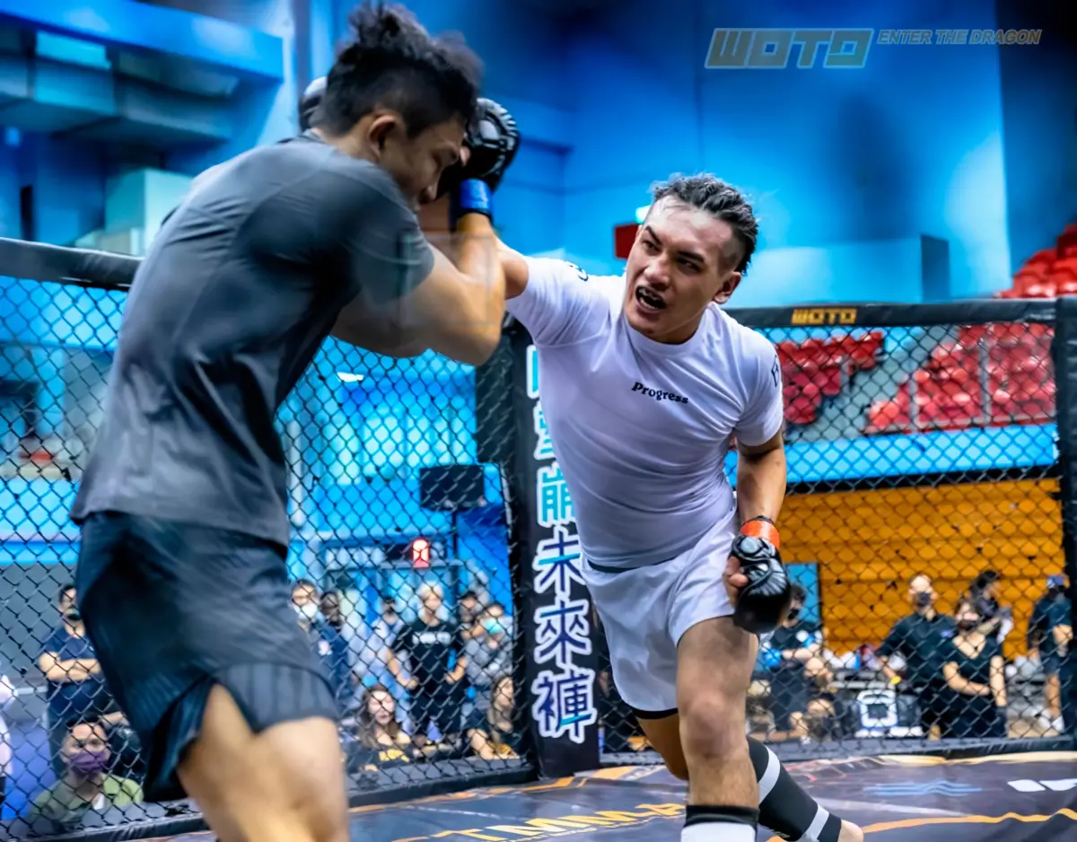 ▲台灣知名職業選手「暴風」青柳克明（右），對上代表九龍柔術的香港高手「RJ」鍾沛榮。官方提供