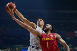 FIBA世界盃／中國63:105慘輸塞爾維亞　李凱爾首戰9中0、沒得分
