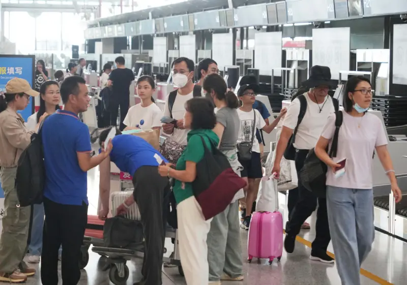 ▲泰國將從三月一日起對中國永久免簽。圖為準備搭機的中國旅客。（圖／美聯社／達志影像）
