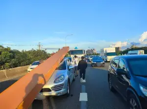 ▲大貨車正後方的保時捷Macan轎車，整台車車頂遭鋼樑壓住，所幸駕駛僅輕傷，事故照片被PO在臉書社團「爆廢公社」，讓網友們紛紛驚呼「神車」。（圖／翻攝畫面）