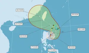 ▲中央氣象局預估，蘇拉颱風今明兩天會持續在呂宋島東北方海面打轉，，週二開始轉向西北向台灣逼近，週四清晨，颱風中心會在台灣南端。（圖／翻攝中央氣象局官網）