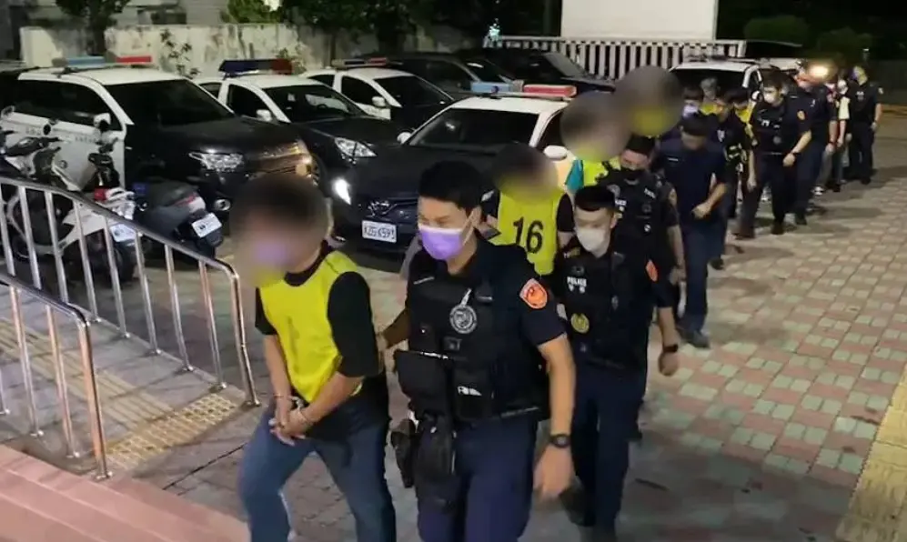 ▲本月24日，台南市警方破獲「性愛轟趴」，主嫌張姓男子與范姓女友遭逮捕，現場還查緝參加該轟趴的7男3女。（圖／翻攝畫面）