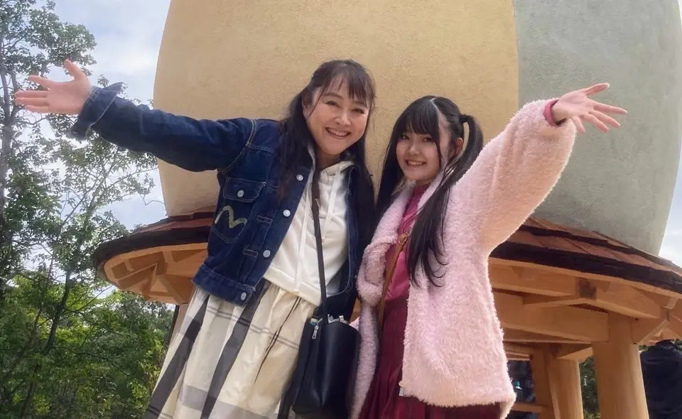 ▲宮崎駿動畫御用歌姬井上杏美（左）原訂10月來台參與吉力卜家族交響音樂會，卻驚傳腦溢血緊急開刀，一度暈倒在舞台上。（圖／翻攝自井上杏美推特）