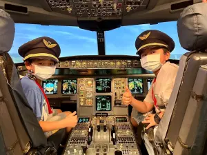 華航公益機師體驗營　家扶兒少化身「小小飛行員」
