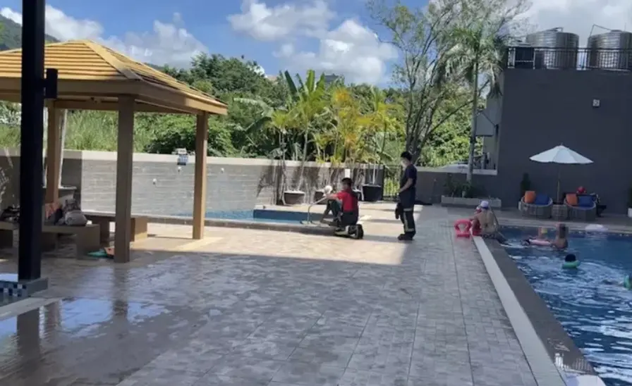 ▲27日上午，台東縣知本某渡假飯店，泳池疑似發生氯氣外洩，造成3名大人、9名孩童身體不適，被分別送往台東馬偕以及基督教醫院救治，幸均無大礙。（圖／翻攝畫面）