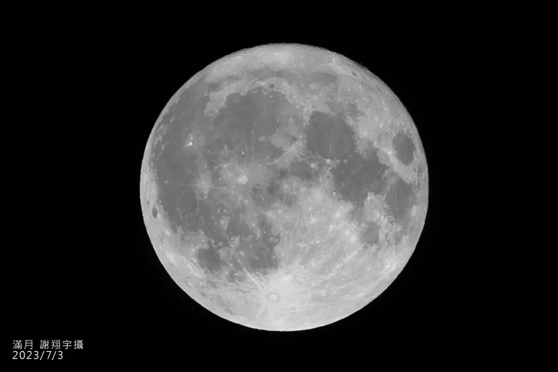 ▲今（2023）年中秋節月亮是10年來最圓的一次，要像今年一樣能真正看到完美的中秋滿月，得等到2037年。（示意圖／台北市立天文館研究組技士謝翔宇攝）