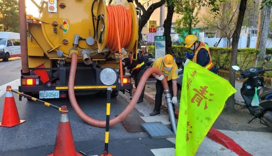 ▲台北市府執行清溝作業沖吸車，議員指4車車齡近16年，超過市府規定汰換年限，可能導致淹水。環保局今天表示，有維護保養車輛不影響清溝，會編預算汰換。（圖／台北市環保局提供）