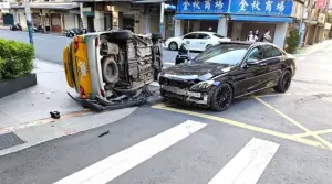 23歲賓士妹無照駕駛！載4友人路口撞翻計程車　運將狼狽爬出車外
