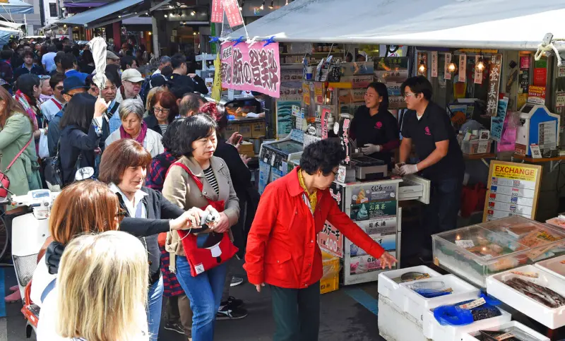 ▲日本東京中央區的築地市場是許多饕客想品嚐海鮮、玉子燒等美食時必去的旅遊地點之一。（圖／美聯社／達志影像）