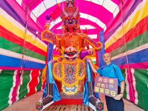 ▲超過5米2高的全台最大尊坐姿紙糊大士爺是祭典的一大亮點。(圖/小港龍湖廟提供) ▲超過5米2高的全台最大尊坐姿紙糊大士爺是祭典的一大亮點。(圖/小港龍湖廟提供)