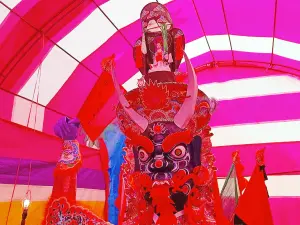▲龍湖廟紙糊大士爺金尊頭上的觀世音菩薩像也獨樹一格。(圖/小港龍湖廟提供) ▲龍湖廟紙糊大士爺金尊頭上的觀世音菩薩像也獨樹一格。(圖/小港龍湖廟提供)