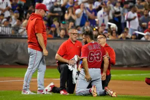 MLB／好扯！天使投手被隊友傳球砸中頭部　緊急退場急救（影音）
