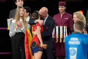 女足世界盃／好扯！西班牙足協主席強吻女球員　遭FIFA停職

