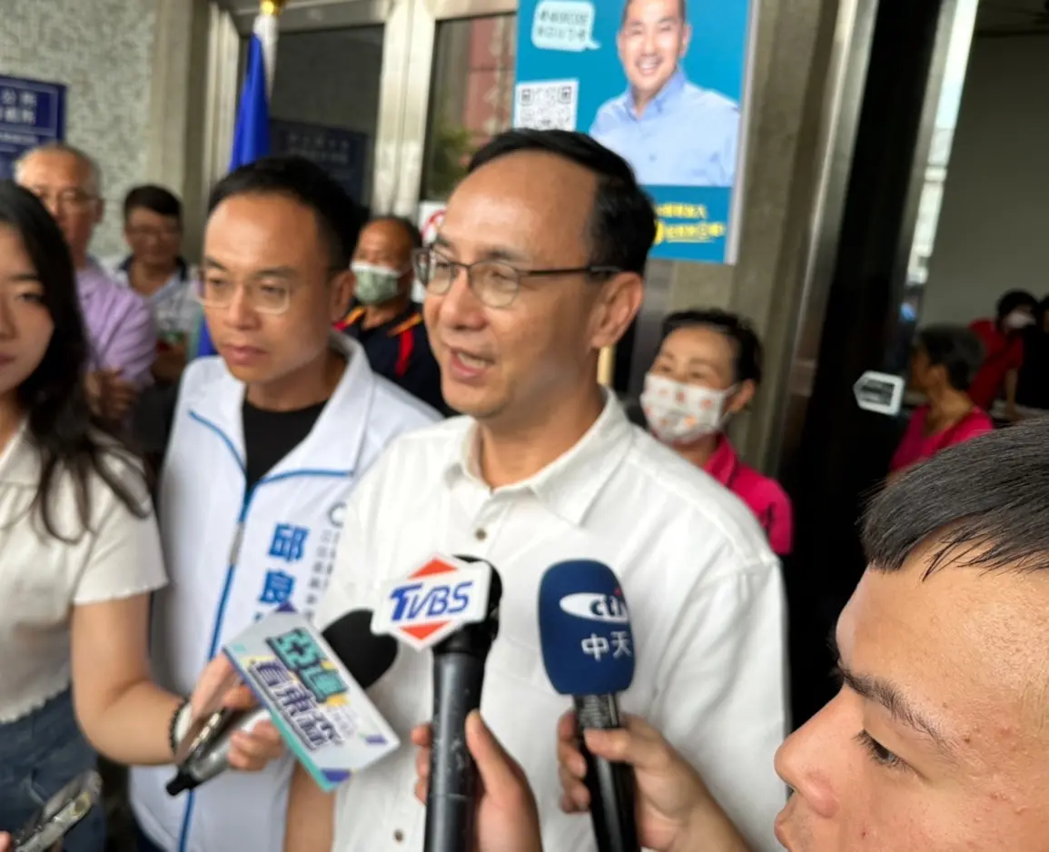 ▲朱立倫、侯友宜今下午與張榮味餐敘，會後朱立倫受訪提到，張榮味很清楚唯有下架民進黨團結一致，「過程中他會變成我們團結助益，大家拭目以待。」（圖／朱立倫辦公室提供）