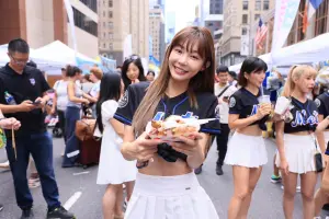 ▲Yuri 、林襄、雅涵等樂天女孩在紐約時代廣場舉辦的台灣珍珠奶茶節大啖台灣美食。(圖片提供/樂天桃猿)