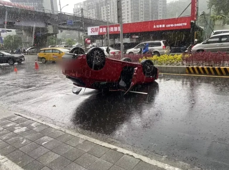 ▲李男疑因不勝酒力，自撞分隔島釀成車輛翻覆。（圖／翻攝畫面）