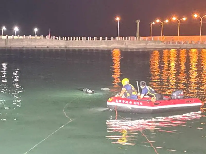 ▲男子暗夜人車衝入彌陀漁港落海，海巡警消聯合救援。(圖／海巡署南部分署第11岸巡隊提供)