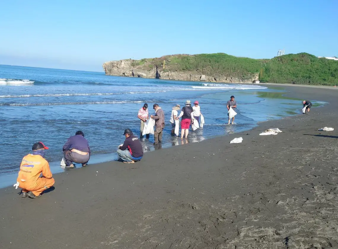 ▲台灣港務公司高雄港務分公司與海事工程公司人員到旗津海水浴場沙灘，進行清除沙灘油污的工作。(圖／高雄港務分公司提供)