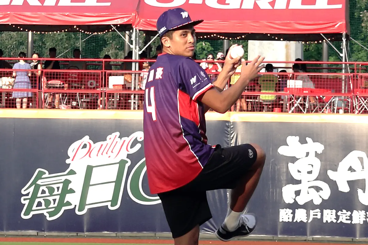 ▲中華職棒味全龍與P. LEAGUE+新竹攻城獅攜手合作的「龍獅棒籃主題日」，高國豪比速球王丟100公里。（記者陳云茹攝）