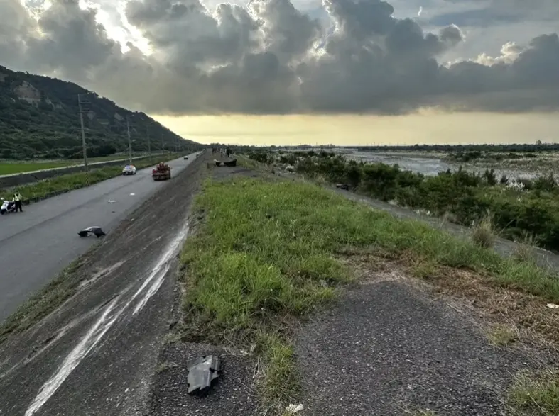 ▲台中市外埔區大安溪廓子堤防路，今（27）日下午發生一起死亡車禍。（圖／翻攝畫面）