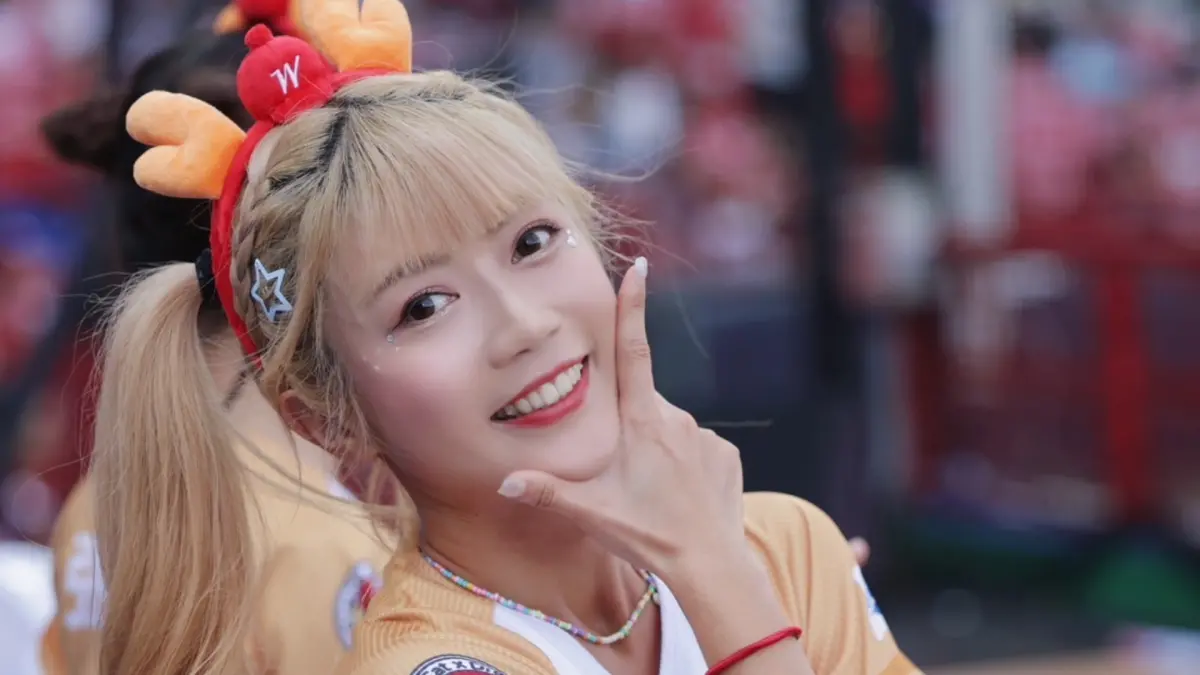 ▲味全龍的啦啦隊女孩星岑，獲封「真人版娜美」，其實在進入啦啦隊之前，她的職業超級神聖，還一度被誤認是蕭薔。（圖／好勢媒體提供）