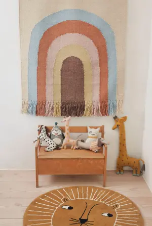 ▲OYOY獅⼦王造型⼿⼯⽺⽑地毯，售價4280元。（圖／永新瓦提供）