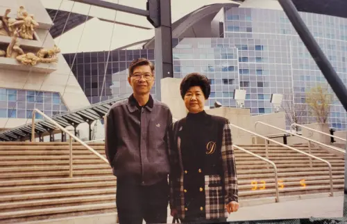 ▲侯金英與夫婿梁國樹（前央行總裁）1993年出席中加經濟會議後合影（圖／遠東銀行提供）