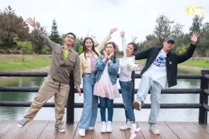 ▲左起陳昊森、任容萱、Selina、林心如、朱軒洋拍攝民宿實境秀。(圖/TVBS提供)