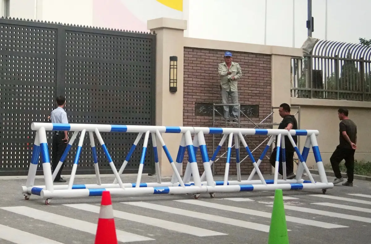 ▲中國社會因福島核廢水問題掀起反日情緒，陸續傳出有日本在中國的機構、學校被騷擾。圖為北京一所日本學校近日加強維安。（圖／美聯社／達志影像）