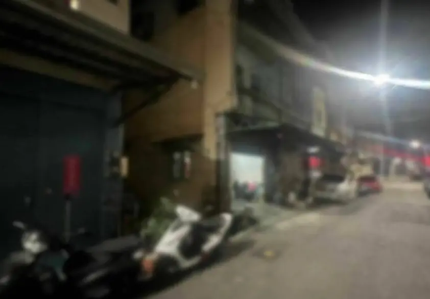 ▲27日深夜，高雄市鳳山區某民宅發生2死命案，47歲的林姓男子、49歲的蔡姓男子，陳屍民宅客廳沙發上，身上無明顯外傷。（圖／翻攝畫面）