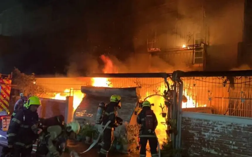 ▲28日凌晨，台南市南區大同路二段附近，一棟3樓透天厝發生火警，火勢延燒迅速3戶。（圖／翻攝畫面）