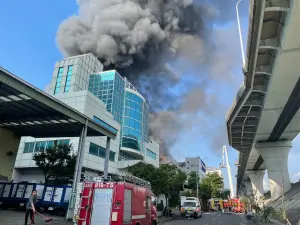 新北五股工廠火警!濃密黑煙直竄天際 消防緊急派人車救援