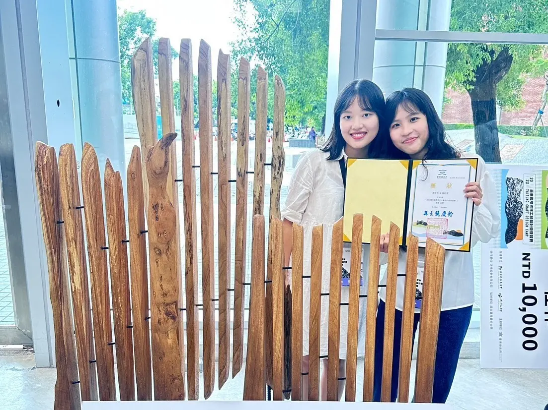 ▲台科大學生劉宥希與陳虹菱共同創作的《與生活的對話》，以漂流木作為媒材，透過光影呈現台東的山與海，獲工藝設計營金獎。（圖／台科大提供）
