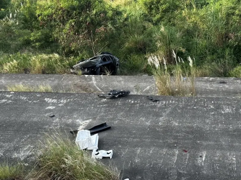 ▲台中市大安溪河堤南邊堤防外，27日下午發生車輛翻覆意外，車內男駕駛受傷但意識清楚，副駕駛座女乘客則意識不清，傷重送醫不治。（圖／翻攝畫面）