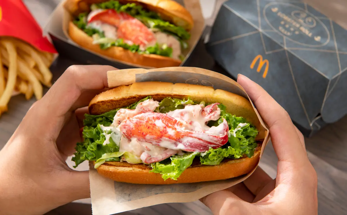 ▲台灣麥當勞歡樂送大薯、冰炫風等「買一送ㄧ」優惠延長！回歸人氣香芋派，還超狂開賣「極選限店、每日限量」450元螯龍蝦堡套餐，限量30萬份搶吃要快啊。（圖／台灣麥當勞提供）