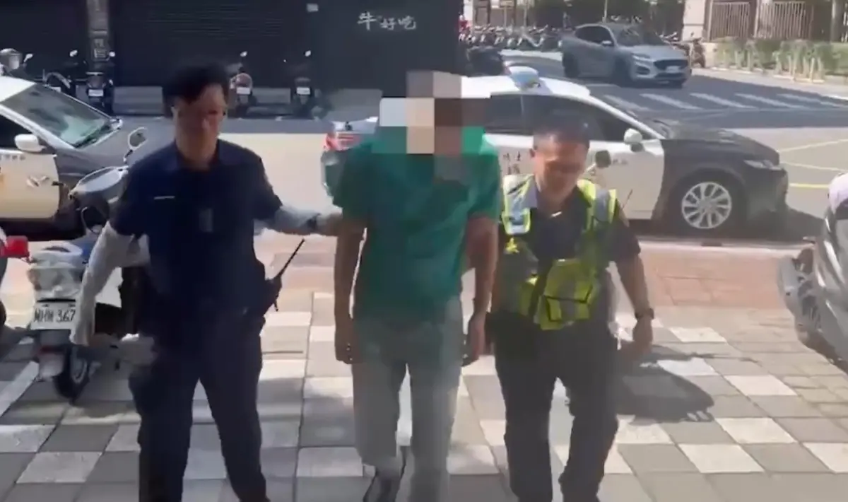 ▲張男不滿前女友結交新歡，氣憤之下相約前女友及其現任男友談判，並持西瓜刀朝男方背上猛砍，犯案後遭警方逮捕。（圖／翻攝畫面）