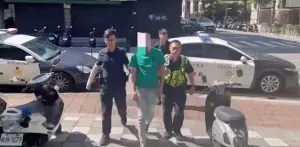 張男不滿前女友結交新歡,氣憤之下相約前女友及其現任男友談判,並持西瓜刀朝男方背上猛砍,犯案後遭警方逮捕。(圖/翻攝畫面) ▲張男不滿前女友結交新歡,氣憤之下相約前女友及其現任男友談判,並持西瓜刀朝男方背上猛砍,犯案後遭警方逮捕。(圖/翻攝畫面)