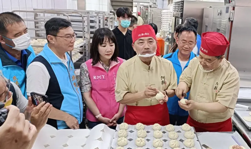 ▲侯友宜到鹿港小鎮排隊名店「阿振肉包」學做肉包。（圖／國民黨彰化縣黨部提供，2023.08.28）