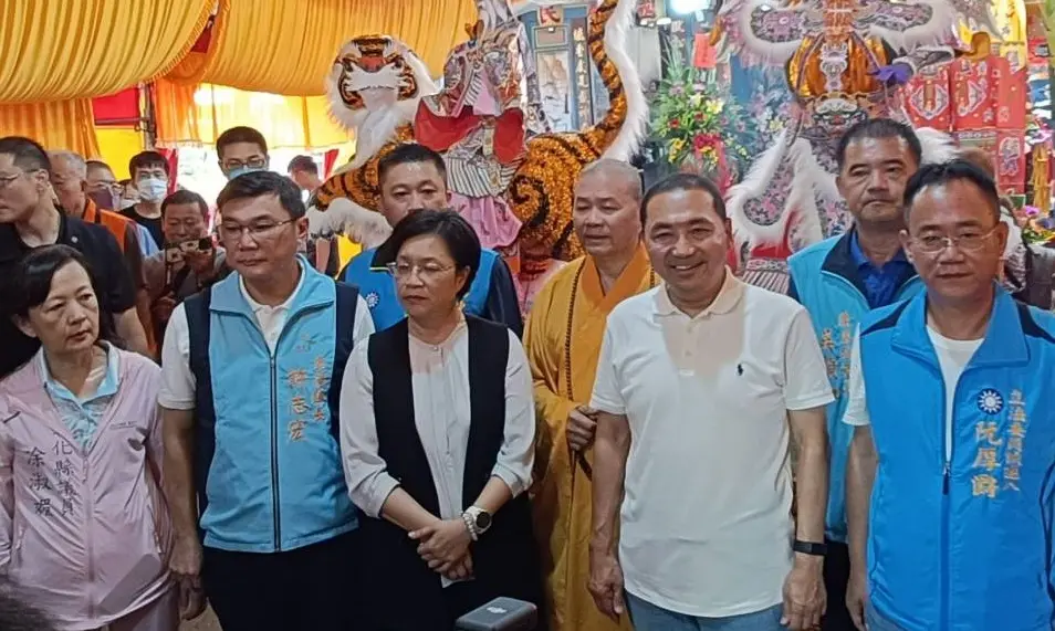 ▲彰化縣長王惠美陪同國民黨總統參選人侯友宜走訪鹿港，聽到郭台銘宣佈參選，臉色凝重。（圖／國民黨彰化縣黨部提供，2023.08.28）