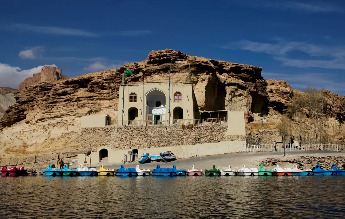 ▲阿富汗塔利班政府下令禁止全國婦女前往班達米爾國家公園（Band-e-Amir National Park），為限縮女性出入公共場合的最新舉措。（圖／美聯社／達志影像）