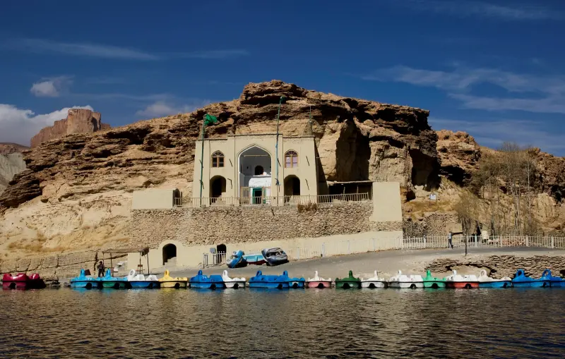 ▲阿富汗塔利班政府下令禁止全國婦女前往班達米爾國家公園（Band-e-Amir National Park），為限縮女性出入公共場合的最新舉措。（圖／美聯社／達志影像）