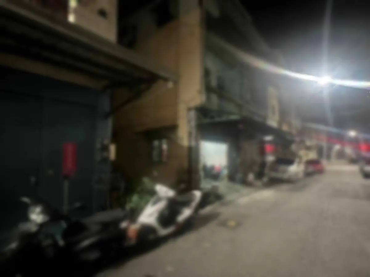 ▲高雄鳳山區樂園街一處民宅傳出有兩名男子倒臥家中沙發上，已經無呼吸心跳，相驗後發現，2名死者男子手臂有發現針孔，不排除有吸毒的可能性。（圖／翻攝畫面）