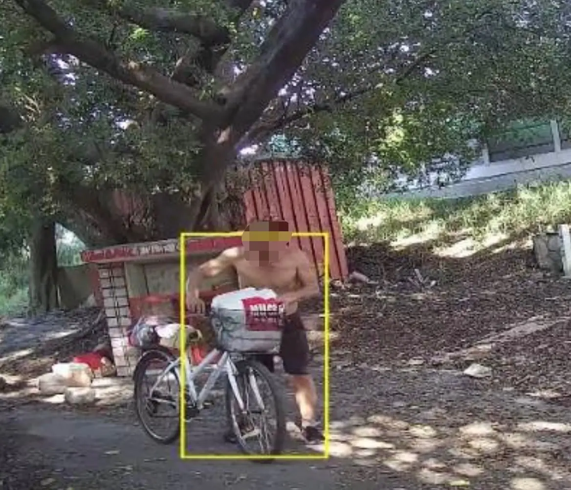 ▲男子於候車月台抽菸，王姓站長勸導竟遭揮拳攻擊，經警方申請拘票多日追捕，於今（28）早循線將陳姓犯嫌逮捕到案。（圖／翻攝畫面）